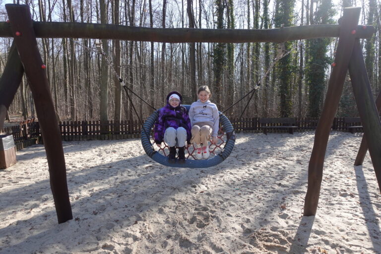 Chwila przerwy między zajęciami – plac zabaw w Karolinie.