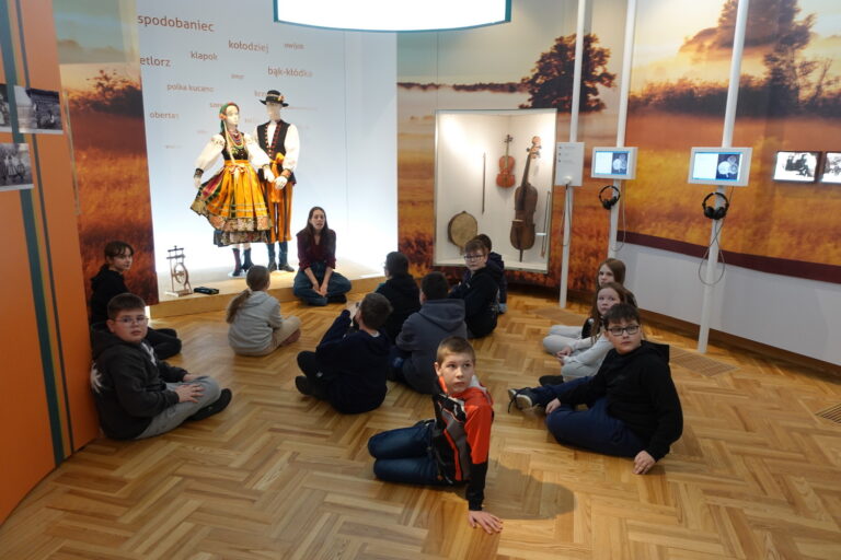 Poznajemy stroje i tradycje poszczególnych regionów Polski. Łowicz