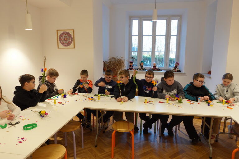 Zajęcia warsztatowe o zwyczajach Niedzieli Palmowej i Wielkanocy. Własnoręczne wykonywanie palm.