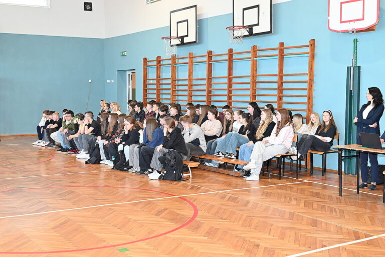 Ósmoklasiści słuchają w prezentacji szkół.