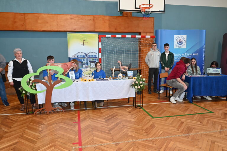 Wystawcy przy swoich stanowiskach.