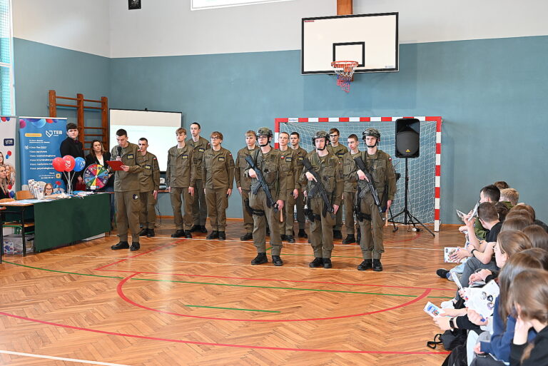 Prezentacja klasy mundurowej GCE w Gostyninie.