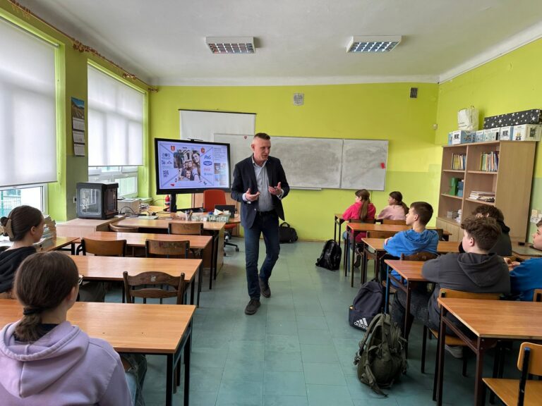 Zajęcia klasy VIII z p. Leszkiem Piślewskim „Twoja droga zaczyna się dziś – inspirujące spotkanie o przyszłości”