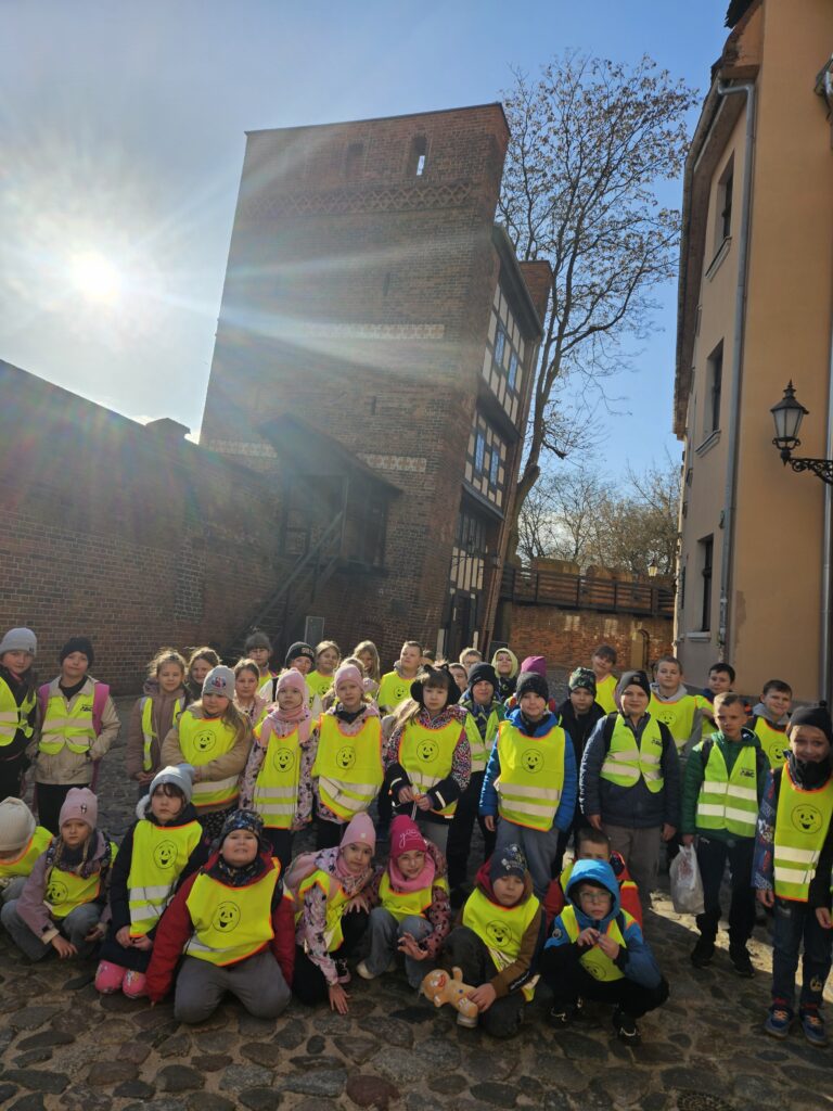 Uczniowie pod Krzywą Wieżą