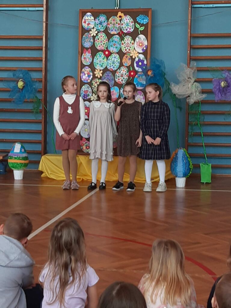 Uczennice kl. II podczas występu