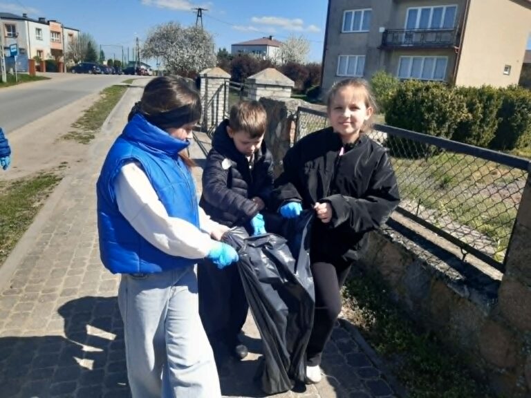 Uczniowie kl. III podczas sprzątania najbliższej okolicy.