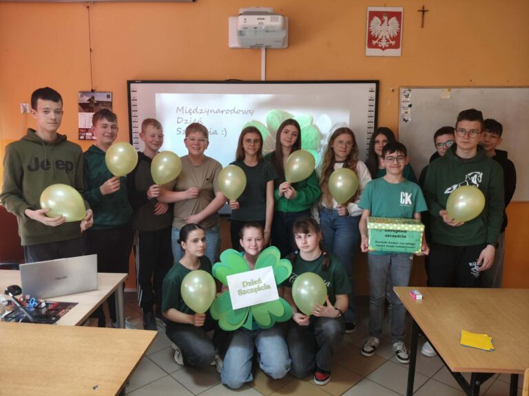 Klasa VII podczas zajęć na temat szczęścia z pedagogiem specjalnym. 