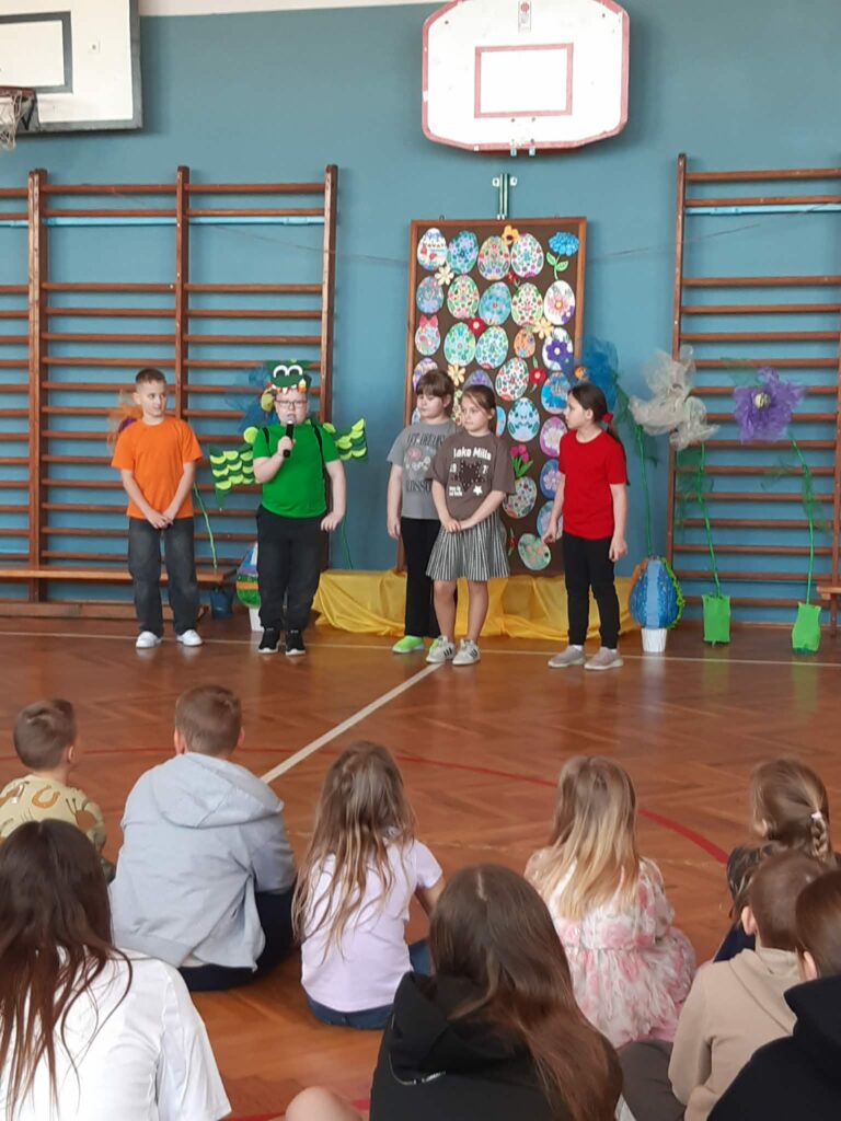 Uczniowie kl. III podczas występu