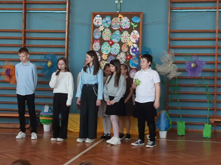 Uczniowie kl. V i III podczas występu