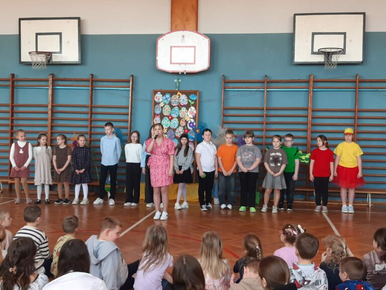 Grupa uczniów podczas występu