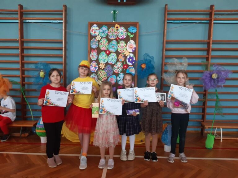 Nagrodzeni uczniowie biorący udział w  szkolnym konkursie na najpiękniejszą pisankę.