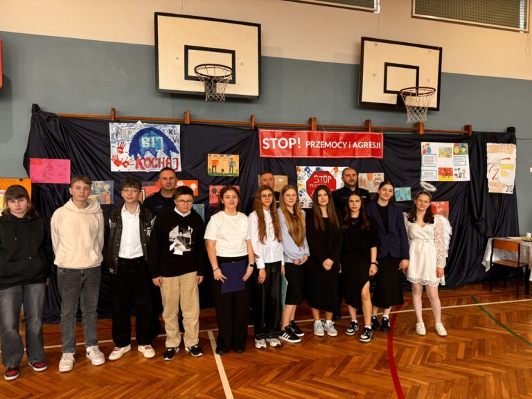 Aktorzy z klasy 7 z funkcjonariuszami policji