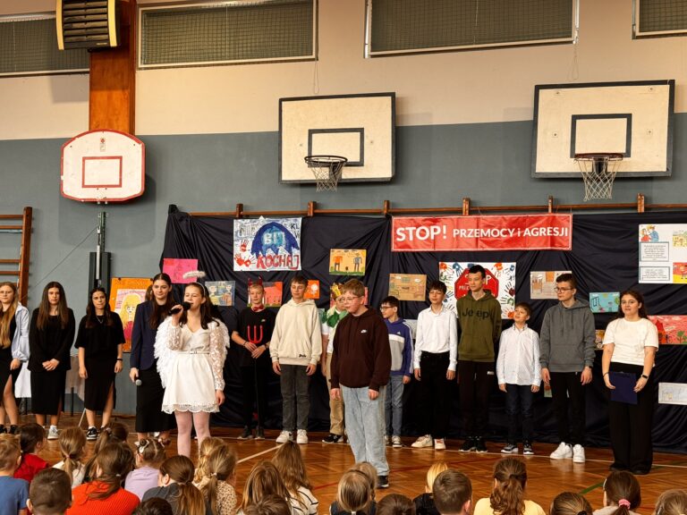 Klasa 7 prezentująca postawy przeciwdziałania przemocy i agresji