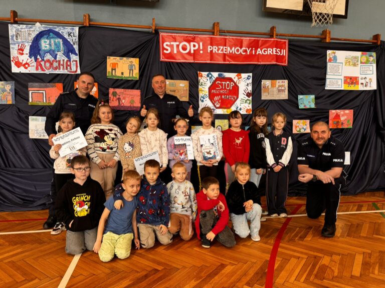 Klasa I po spotkaniu z policjantami, którzy omówili problem przemocy rówieśniczej.