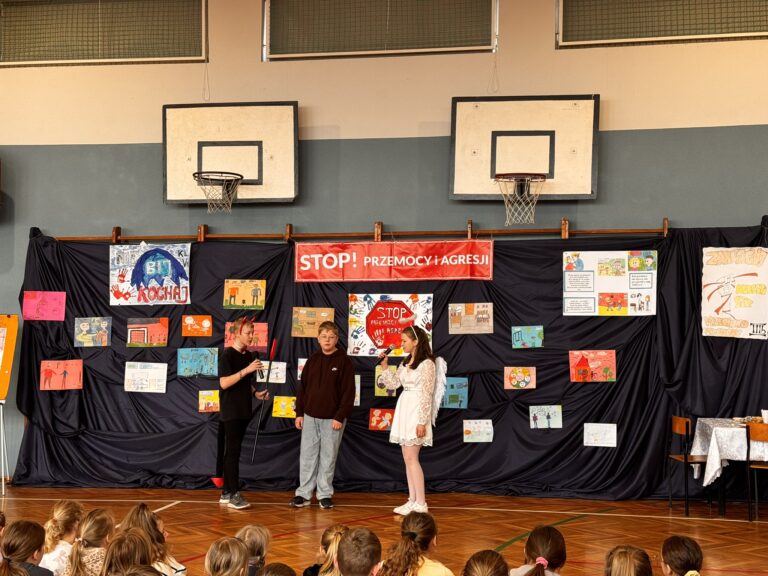 Przedstawienie klasy 7 Stop Agresji i Przemocy