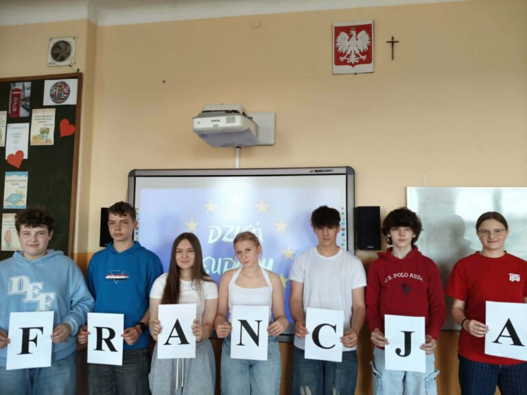 Uczniowie klasy VIII w barwach flagi Francji