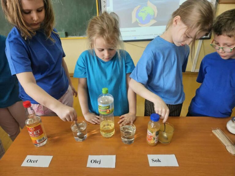 Uczniowie kl. I podczas przeprowadzania doświadczeń