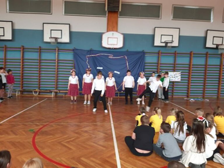 Uczniowie kl. III podczas prezentacji