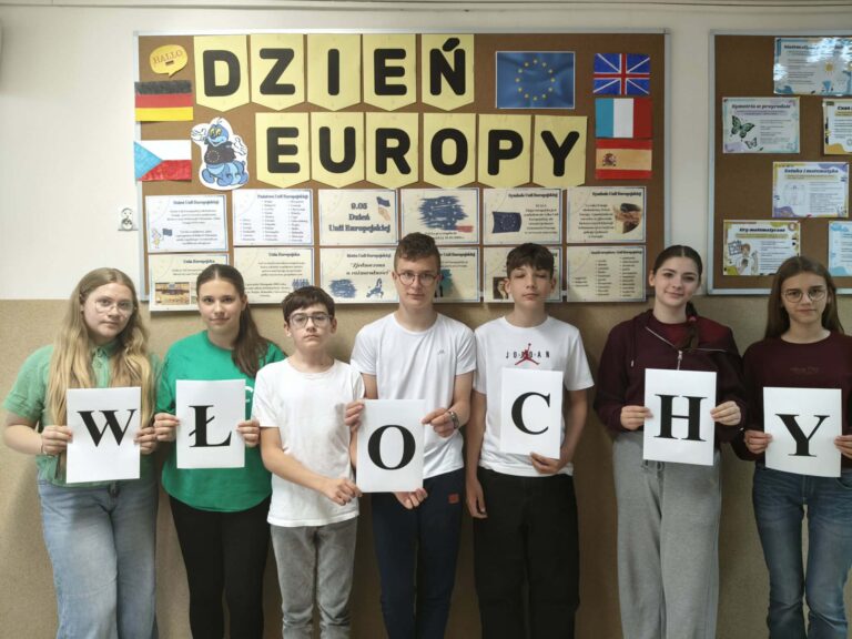 Uczniowie klasy VII w barwach flagi Włoch