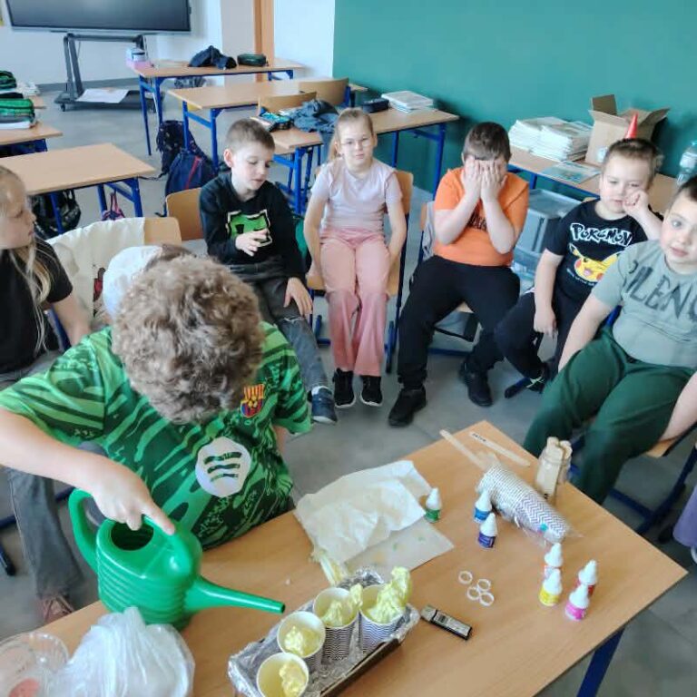 Uczniowie kl. II podczas przeprowadzania doświadczeń