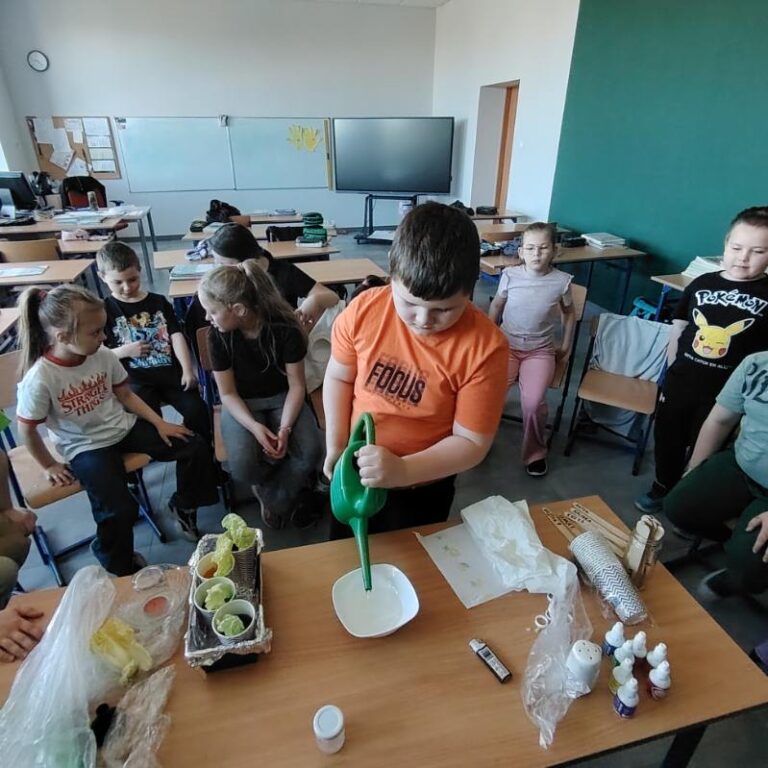Uczniowie kl. II podczas przeprowadzania doświadczeń