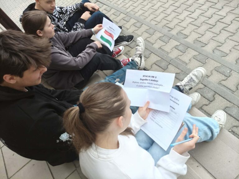 Uczniowie klasy VIII podczas europejskiej gry terenowej.