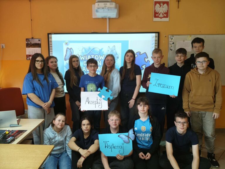 Klasa VII podczas Dnia Świadomości Autyzmu