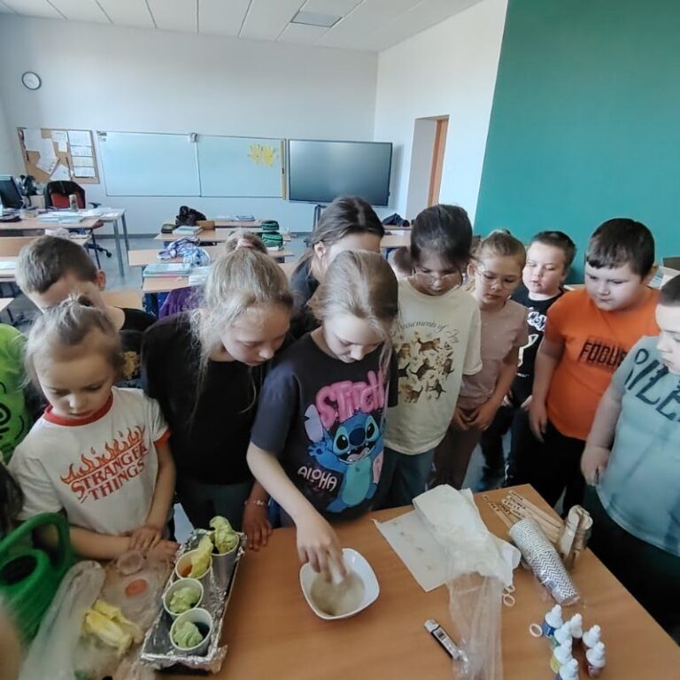 Uczniowie kl. II podczas przeprowadzania doświadczeń