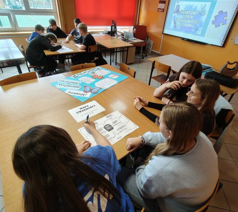 Klasa VII podczas zajęć z pedagogiem specjalnym z okazji Dnia Świadomości Autyzmu