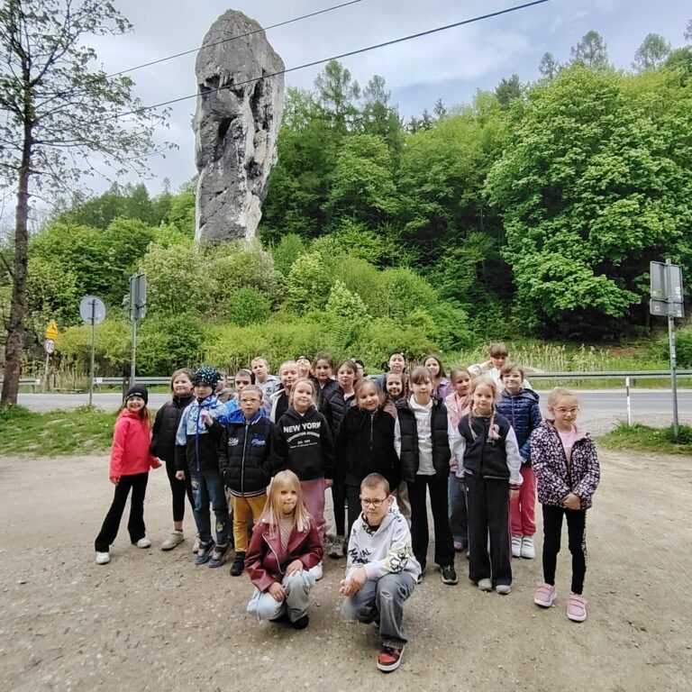 Dzieci przed Maczugą Herkulesa