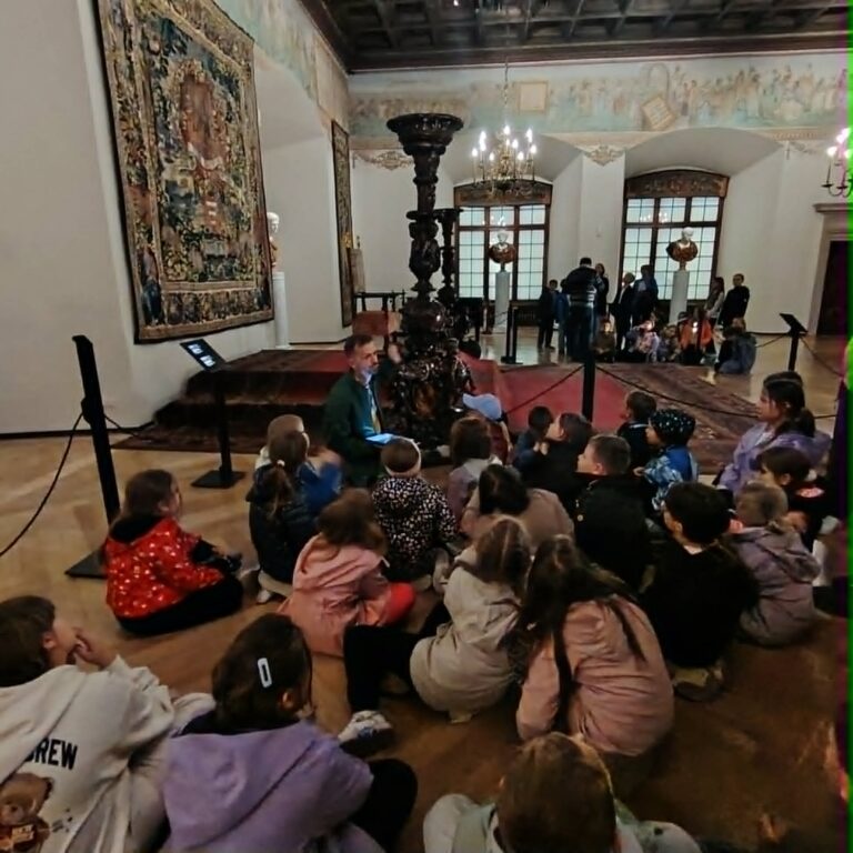 Dzieci w sali audiencyjnej na Wawelu
