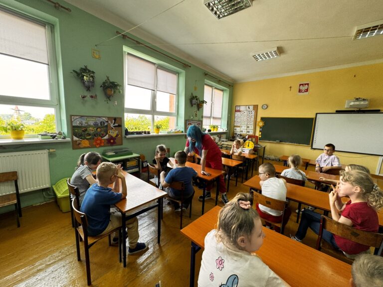 Uczniowie klasy I podczas zajęć o bezpiecznej pracy ze zwierzętami