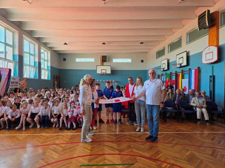 Delegacja z flagą olimpijską