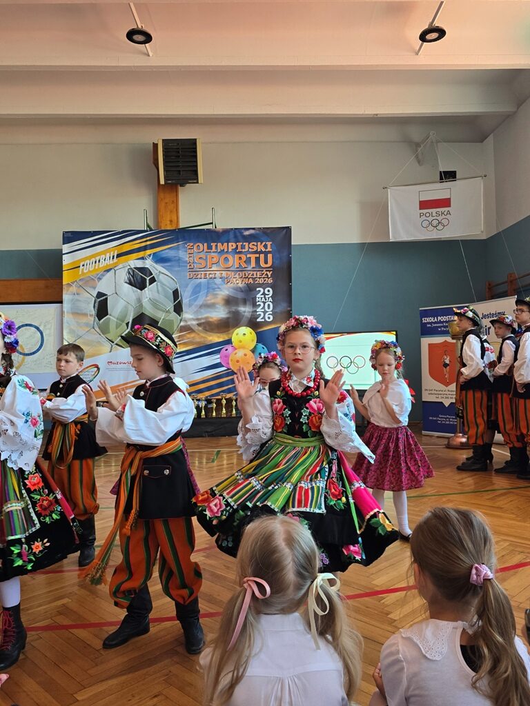 Młodsza grupa zespołu w tańcu
