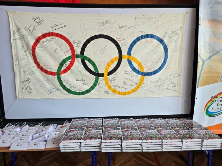 Flaga z autografami olimpijczyków i nagrody