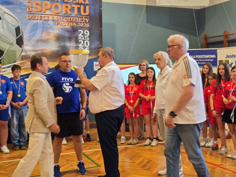 Przekazanie przechodniego pucharu zwycięzcom