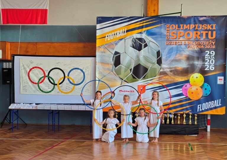 Uczennice kl. II i I w tańcu z kołami w kolorach kół olimpijskich