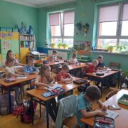 Klasa I koloruje książeczki