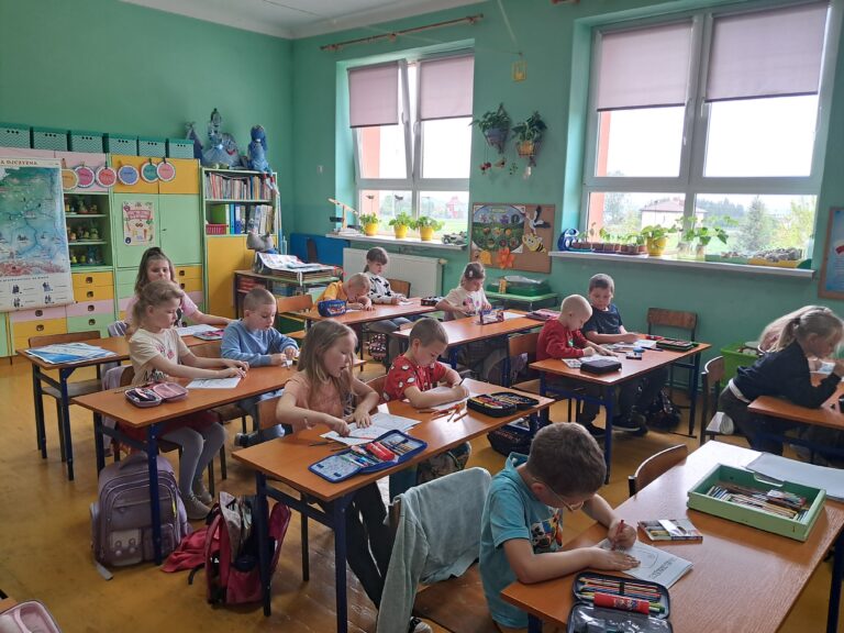 Klasa I koloruje książeczki