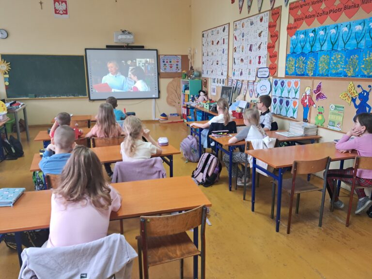 Klasa I ogląda film KULTURA OD KUCHNI - KSIĄŻKA