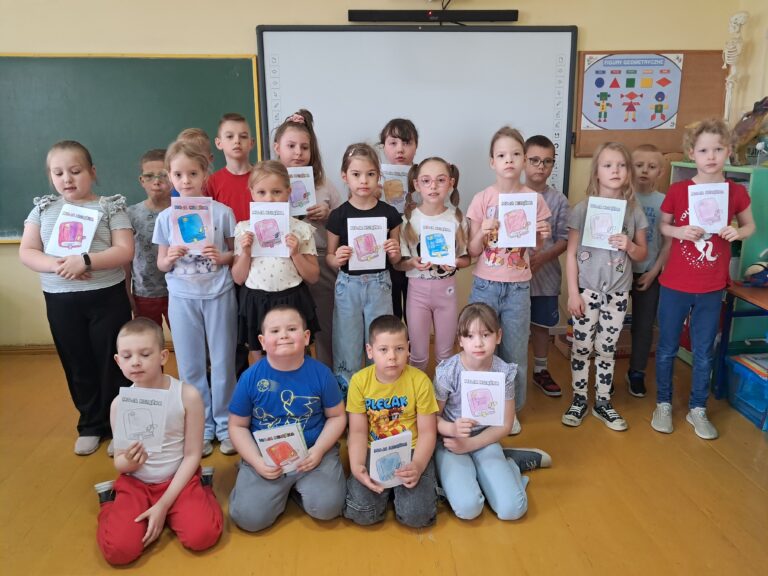 Pierwszaki prezentują swoje książeczki