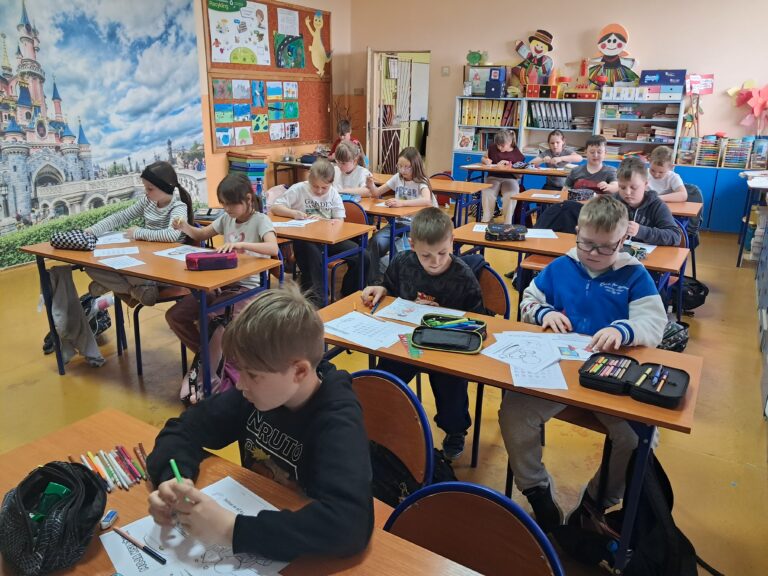 Uczniowie kl. III podczas pracy