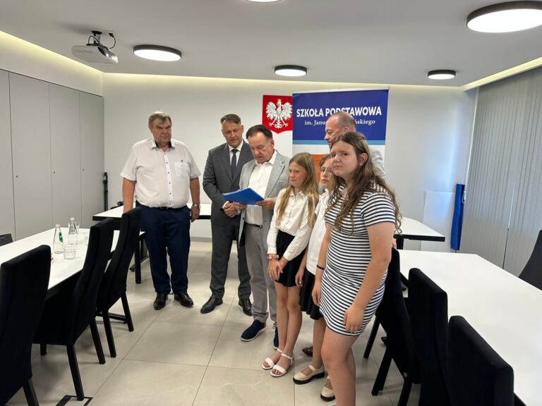 Nagrodzone uczennice z organizatorem konkursu.