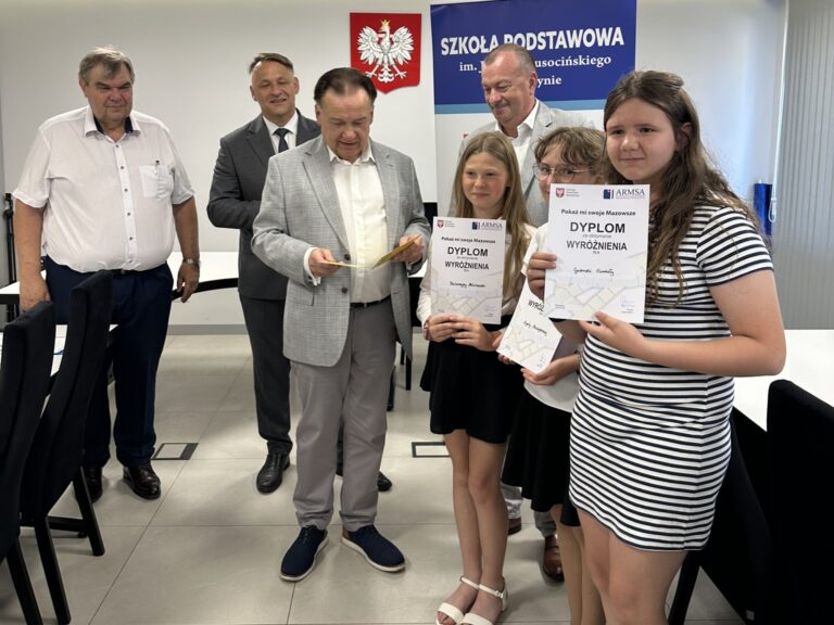 Nagrodzony zespół z organizatorami konkursu.
