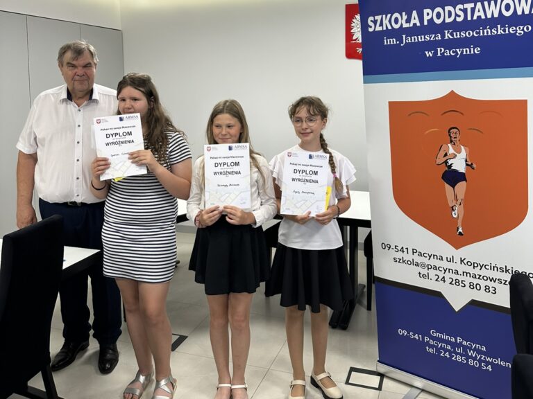 Nagrodzony zespół z dyrektorem szkoły.