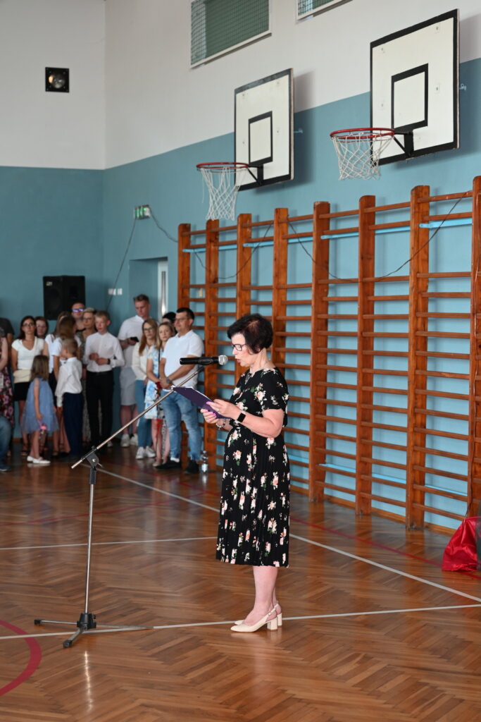 p. Wicedyrektor Jolanta Fabianowska przedstawia osiągniecia uczniów w roku szkolnym 2025/26
