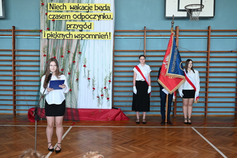 Przewodnicząca Szkoły – Wiktoria Balcerzak rozpoczyna uroczystość