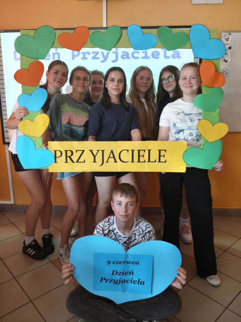 Klasa VII podczas zajęć z pedagogiem specjalnym na temat: Przyjaźń – jak dbać o relacje rówieśnicze? 
