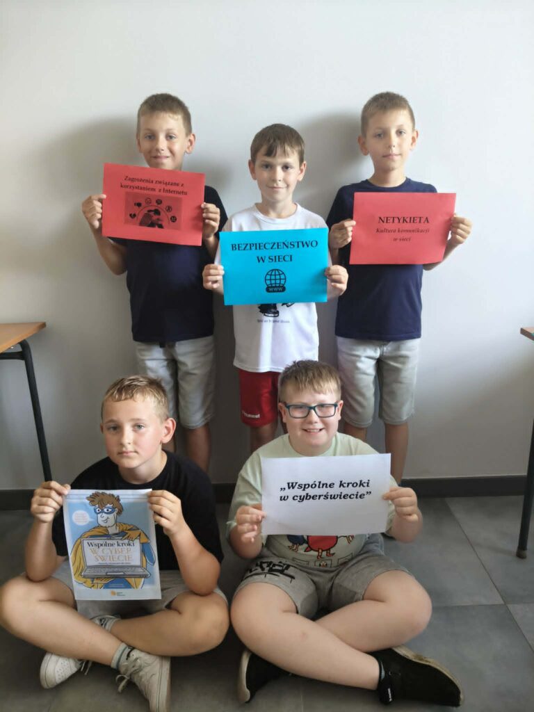 Uczniowie klasy III – realizacja programu „Wspólne kroki w cyberświecie”