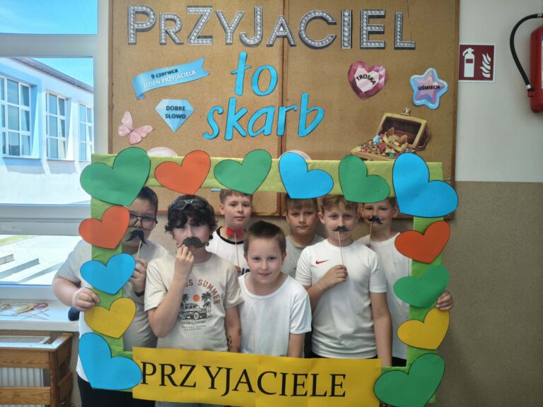 Uczniowie klasy IV a w foto – ramce: „Przyjaciele”